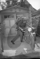 Mobilmachungs-Reportage 1947: Der Einberufene holt das Motorrad aus der Garage