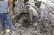 Rettungsarbeiter im Einsatz, Staudamm-Bruch in Stava 1985