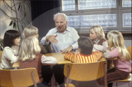 Rentner beim Erzählen einer Geschichte, 1980