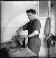 Polnischer Flüchtling; Kleider bügeln; 1945