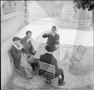 WK 2: Landhilfe; Männer beim Bier trinken, 1942