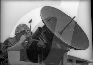 Soldat der Fliegerabwehr mit Parabolantenne, Emmen 1965