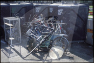 Unbewilligter Abfall vor einer Glassammelstelle 1994