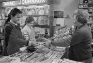 Junge Frau im Kiosk, Welschland 1972