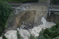 Unwetter 2005: Strasse und Bahnlinie beschädigt bzw.weggespült