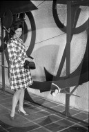 Frau vor Tinguely-Plastik; Expo 1967