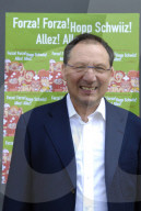 Beni Thurnheer vor Hopp-Schwiiz-Plakat 2006