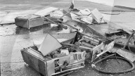 Auto fährt in Tankstelle und zerstört Zapfsäulen, 1970