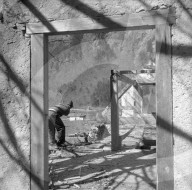 Zerfallene Mühle wird zum Jugendklub renoviert; Diesbach-Betschwanden 1959
