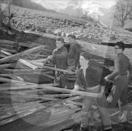 Zerfallene Mühle wird zum Jugendklub renoviert; Diesbach-Betschwanden 1959