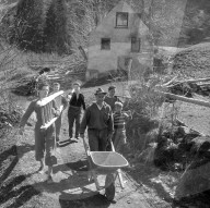 Zerfallene Mühle wird zum Jugendklub renoviert; Diesbach-Betschwanden 1959