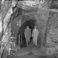 Besucher in Gletscherschlucht in Grindelwald, 1953
