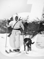 Schweizer Gebirgssoldat mit Hund, um 1940