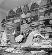 Davos: Verkäuferinnen in Modegeschäft; 1949