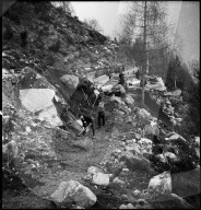 Erdrutsch im Maggiatal; Aufräumungsarbeite, Strasse von Geröll unterbrochen; 1950