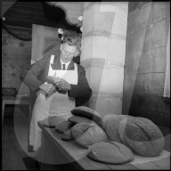 Vorbereitung für die Brotspende, Ferden 1957