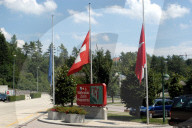 Waffenplatz Zürich Reppischtal: Flaggen auf halbmast