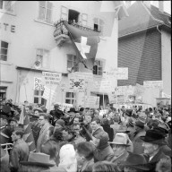 Demonstration gegen einen Panzerwaffenplatz, 1956