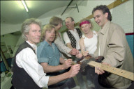 Rockband Status Quo übergibt signierte Original-Gitarre, 1996