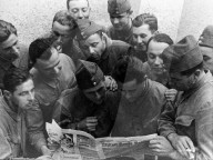 Schweizer Soldaten lesen Zeitung, um 1940