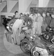 Rekruten bei Einführungskurs im Umgang mit dem Armee-Motorrad, Thun 1950