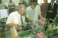 Bundesrat Delamuraz und Reto Hartmann in Bay AG in Subingen, 1996