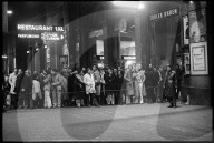 Bombenanschlag im Zürcher Hauptbahnhof; Schaulustige und Polizisten 1971