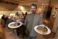 Bauer und Wirt Patrick Albrecht beim Servieren; 2006