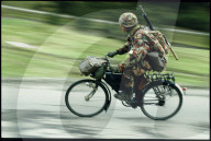 Soldat mit neuem Militär-Fahrrad der Schweizer Armee, 1991