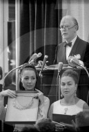 Genf, Christie's Auktionator Ivan Chance versteigert Nina Dyers Juwelen; 1969