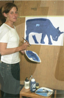 F+F Schülerin Nina mit Entwurf der gestohlenen Kunstkuh "Fränzi"1998