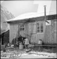Evakuierte Frauen aus Mitholz vor Notunterkunft 1948