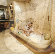 Ivan Rebroff in seiner Badewanne 1975