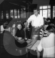 Flüchtlinge im Esssaal; 1945