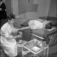 Mann bei Blutspende, 1955