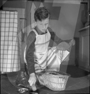 Knabe beim Schuhe putzen, 1941