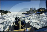Schiff zwischen Eisschollen in einem Fjord, Schweden 1985