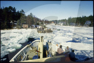 Schiff zwischen Eisschollen in einem Fjord, Schweden 1985