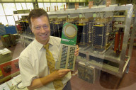 Hanspeter Fässler mit einem Halbleiter, ABB-Schweiz-Chef 2004