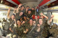 Rekruten feiern das Ende der Rekrutenschule, 2004