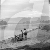Knaben am Rheinufer bei Stein 1959