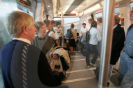 Flughafen Zürich-Kloten 2004: Menschen fahren mit der Skymetro zum Dock E Midfield