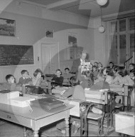 Primarlehrer unterrichtet Kinder über Zustände in Ungarn, Zürich 1956