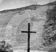 "Heidenwein"-Rebberg: Kreuz auf einer Anhöhe, 1956