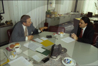 Adolf Ogi beim Frühstück mit Ringiermitarbeiter Philipp Probst, 1995