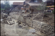 Räumungs-Arbeit nach Überschwemmung, Wattenwil 1990