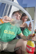 Openair Frauenfeld 2004: Teenager rauchen selbstgemachte Wasserpfeife