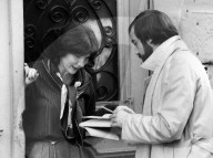 Frau und Hausierer an der Haustür um 1970