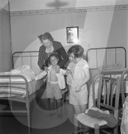 Mädchen beim Ankleiden, La Cigale, Kinderheim Lausanne 1942
