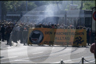 Demonstranten, Vermummte mit Transparent, 1995
